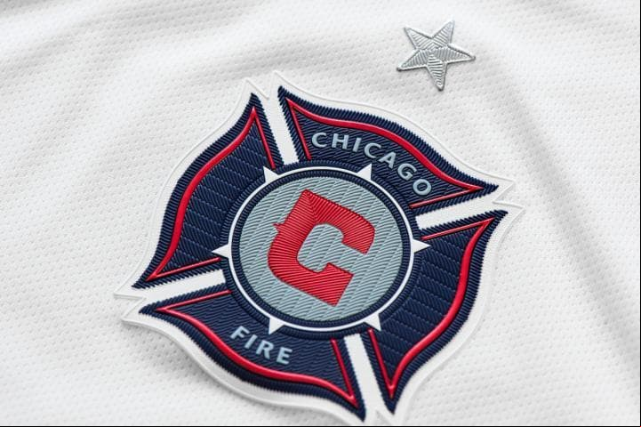 Blanco en el cuerpo, cuidados detalles como el bordado en el escudo. (Chicago Fire)