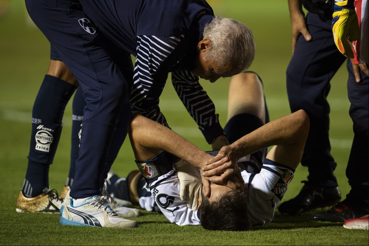 Foto de accion del partido Tigres vs Monterrey correspondiente a la jornada 10 del torneo Apertura 2018 de la liga BBVA Bancomer desde el estadio Universitario. EN LA FOTO: