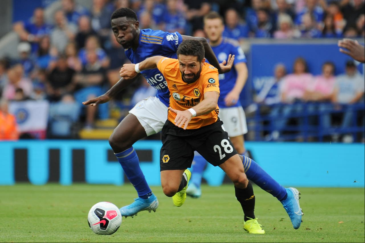 Joao Moutinho conduciendo el esférico.
