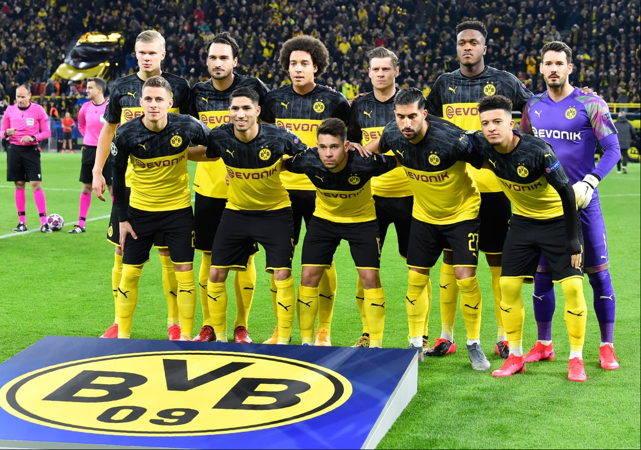 La atmósfera en el estadio de Dortmund es intensa, pues el ruido de los fanáticos apoyando al equipo local es muy fuerte.