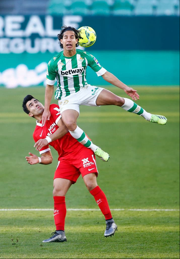 Cayó el empate en el Gran Derbi, donde se enfrentaron el Real Betis y Sevilla, con marcador 1-1. El primer gol cayó por parte de Suso al minuto 48, pero seguido a éste, los verdiblancos igualaron el partido gracias a la anotación de Sergio Canales. El mexicano Diego Lainez fue titular durante el encuentro.