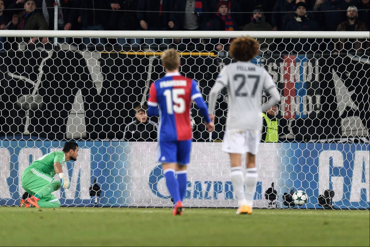 Basel derrotó al Manchester United y postergó pase del United