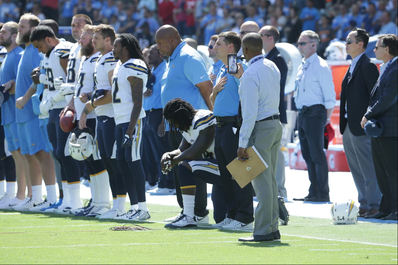 De esta forma, los Chargers protestaban durante el himno. Brazos entrelazados y algunos arrodillados.
