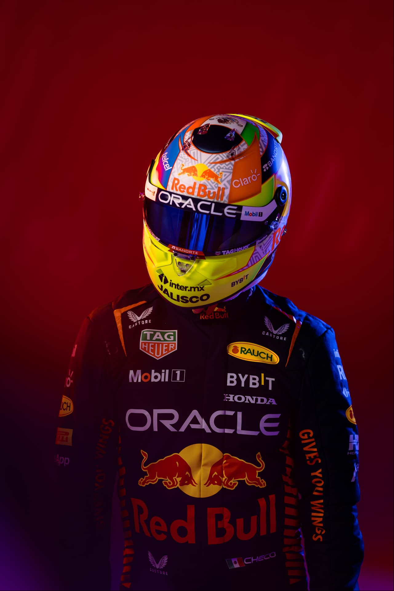 El piloto mexicano de Red Bull aprovechó la presentación del monoplaza de Red Bull para mostrar su nueva imagen para el casco que portará durante la temporada 2023 de la Fórmula 1.