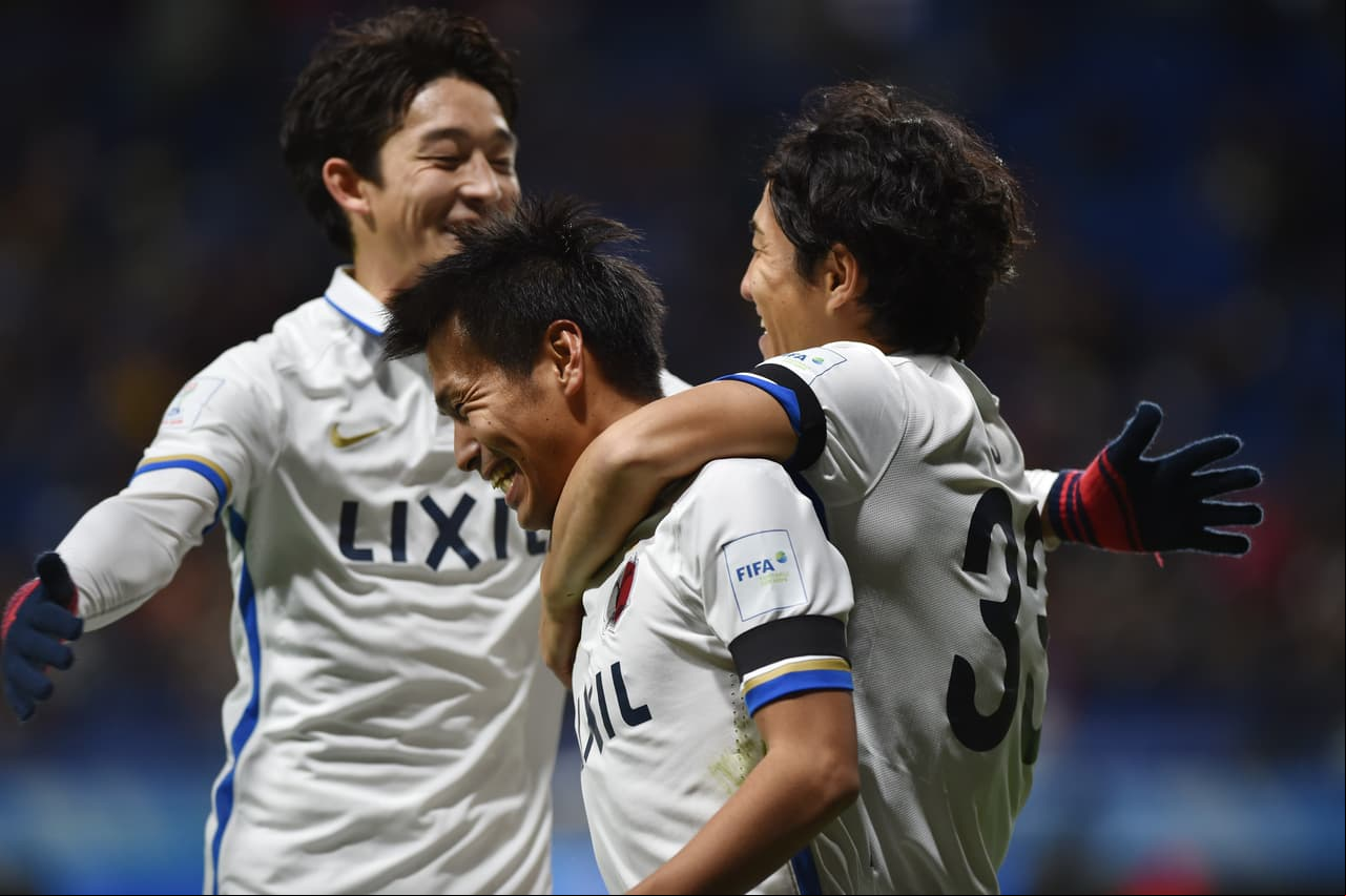 Kashima Antlers midfielder Yasushi Endo (C, #25) celebrates his goal with teammates during the Club World Cup football match between Kashima Antlers and Mamelodi Sundowns in Suita, Osaka prefecture on December 11, 2016 / AFP / KAZUHIRO NOGI (Photo credit should read KAZUHIRO NOGI/AFP/Getty Images)