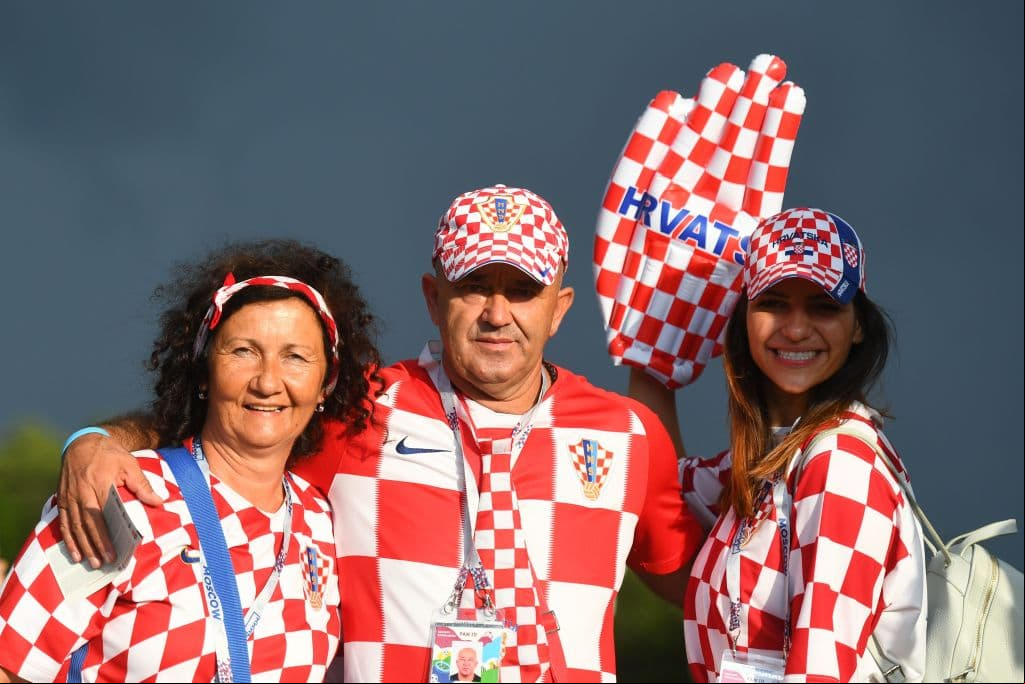 Los fanáticos de Croacia e Inglaterra ponen su colorido y alegría en medio de la definición del segundo finalista en la fiesta de las semifinales del Mundial de Rusia 2018.