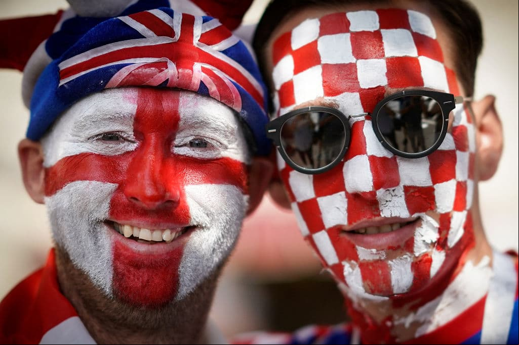 Los fanáticos de Croacia e Inglaterra ponen su colorido y alegría en medio de la definición del segundo finalista en la fiesta de las semifinales del Mundial de Rusia 2018.