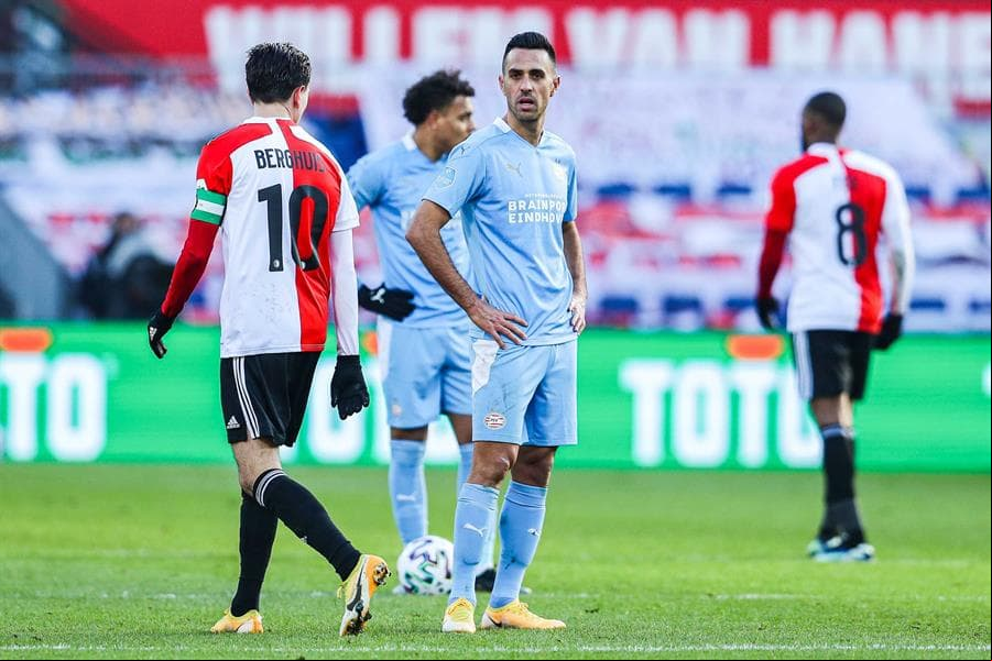 Feyenoord no dio tregua y venció al PSV 3-1. Mark Diemers, Steven Berghuis y Bryan Linssen dieron la victoria para su equipo, mientras que el gol solitario para el Eindhoven fue de Ibrahim Sangaré. El mexicano Erick Gutiérrez no tuvo minutos en cancha.