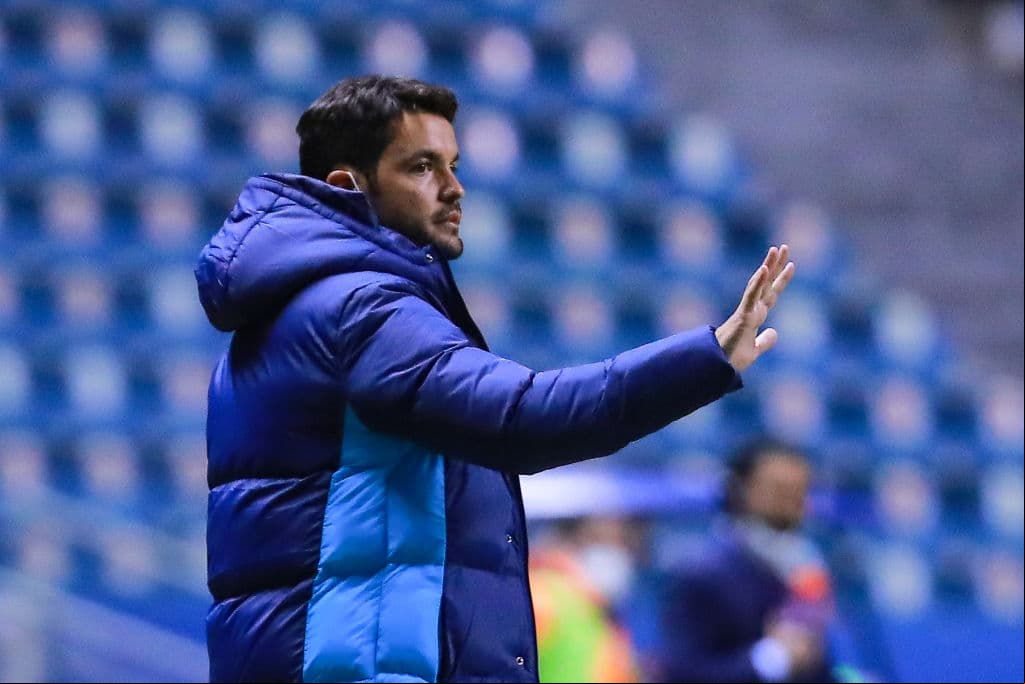 El Rebaño tuvo la primera de peligro en los botines de Oribe Peralta, Jesús Molina cobraba un penal y el gol no llegaba. Ormeño (38’) abrió el marcador con un soberbio testarazo y Miguel Ángel Ponce (47’) emparejó los cartones. En la J2, Puebla y Chivas se medirán a Cruz Azul y Toluca, respectivamente.
