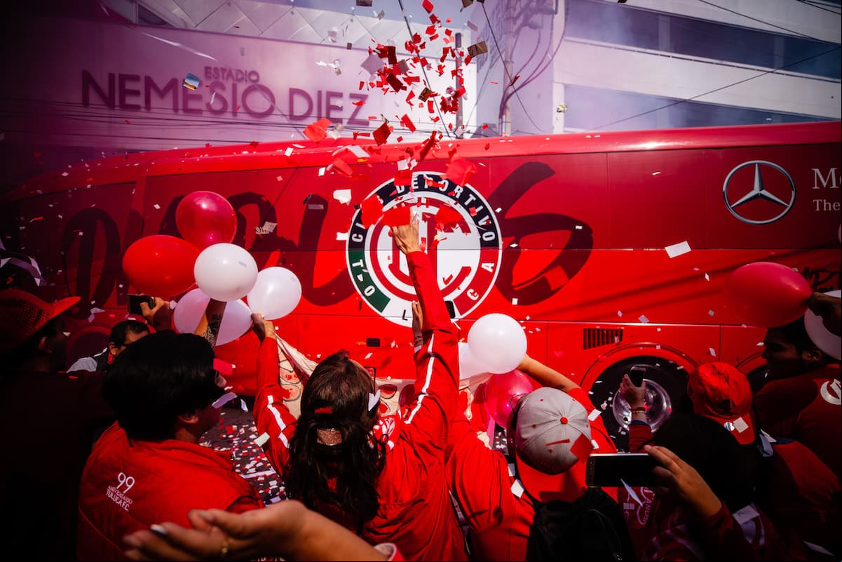 En el Nemesio Diez se vivió una linda fiesta desde la previa del partido entre el Toluca y Xolos, por la semifinal del Clausura 2018 de la Liga MX. Miles de aficionados se acercaron al estadio para conocer al primer finalista del torneo tras el 2-1 a favor de los de Tijuana en el juego de ida.