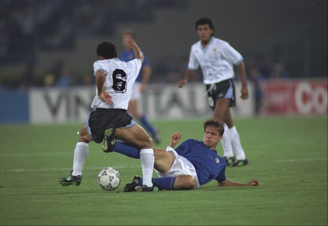 Uruguay, bajo el mando de Tabárez, cayó 2-0 contra Italia, el local, que al final fue tercero del Mundial.