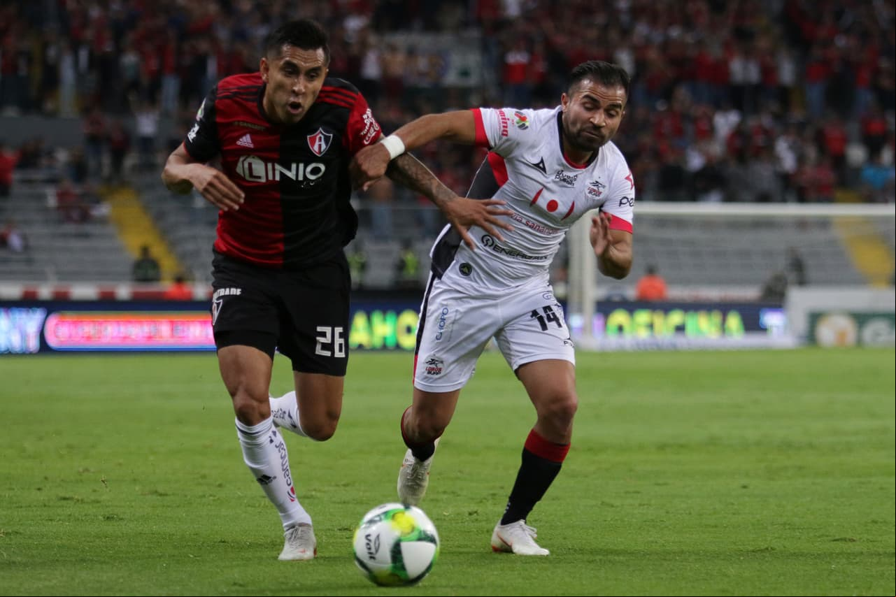 El chileno Bryan Rabello (derecha) descontó para Lobos BUAP al minuto 86', fue el 3-1 definitivo en el marcador.