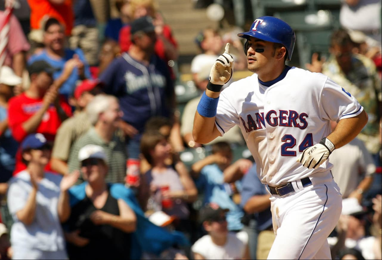 En su segundo año con los Rangers apenas jugó 43 partidos y dio 6 jonrones. Por sus pobres números, fue canjeado a los Padres de San Diego, pensando en un remplazo para Ryan Klesko, el primera base.
