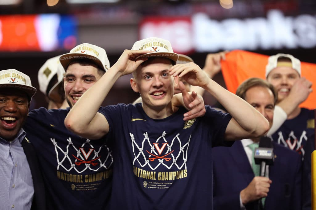 Los Virginia Cavaliers conquistaron el primer Campeonato Nacional luego de derrotar por 85-77 a los Texas Tech Red Raiders en la Final del NCAA Tournament y así festejaron los aficionados, jugadores y entrenadores, en cabezados por el head coach Tony Bennett.