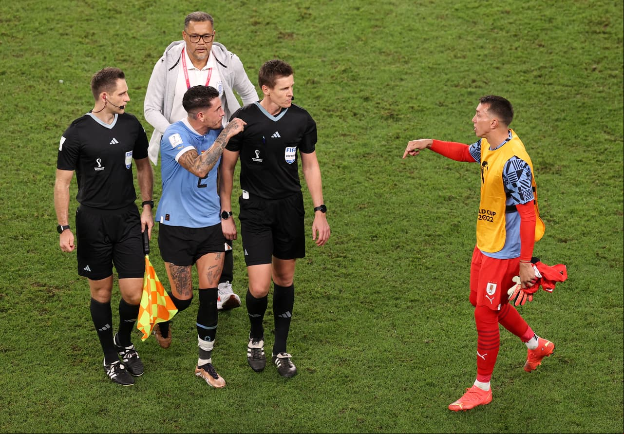 FIFA abre expediente a cuatro futbolistas de Uruguay por airadas protestas