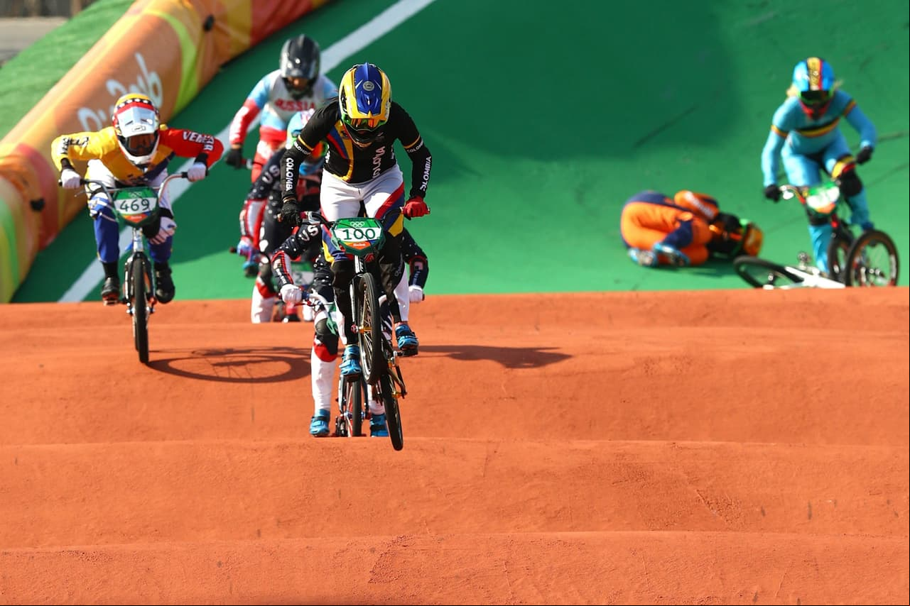 La colombiana 
<b>Mariana Pajón </b>revalidó el título de campeona olímpica al ganar el oro en la final de BMX con un tiempo de 34.093 segundos.
