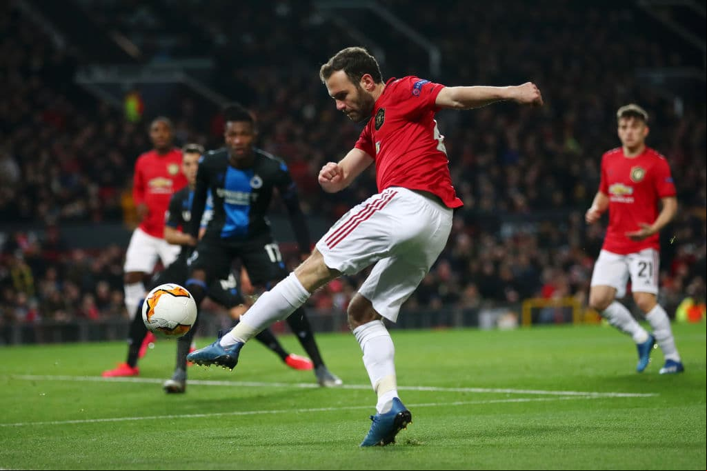 Mata está en todos lados y manda un centro desde la banda izquierda. El United se va al frente desde el principio.