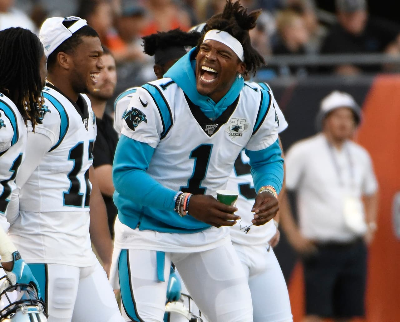 <b>Alegría y compañerismo</b>
<br>Se menciona que, Cam Newton es un jugador con un carácter complicado, en ocasiones arrogante y casi intratable por su actitud, a pesar de ello, sus compañeros suelen quererlo mucho, tiene varios iradores por su gran carisma tanto dentro como fuera del campo. Hace falta alegría en New England, algo que, con el paso del tiempo, Brady lo perdió.