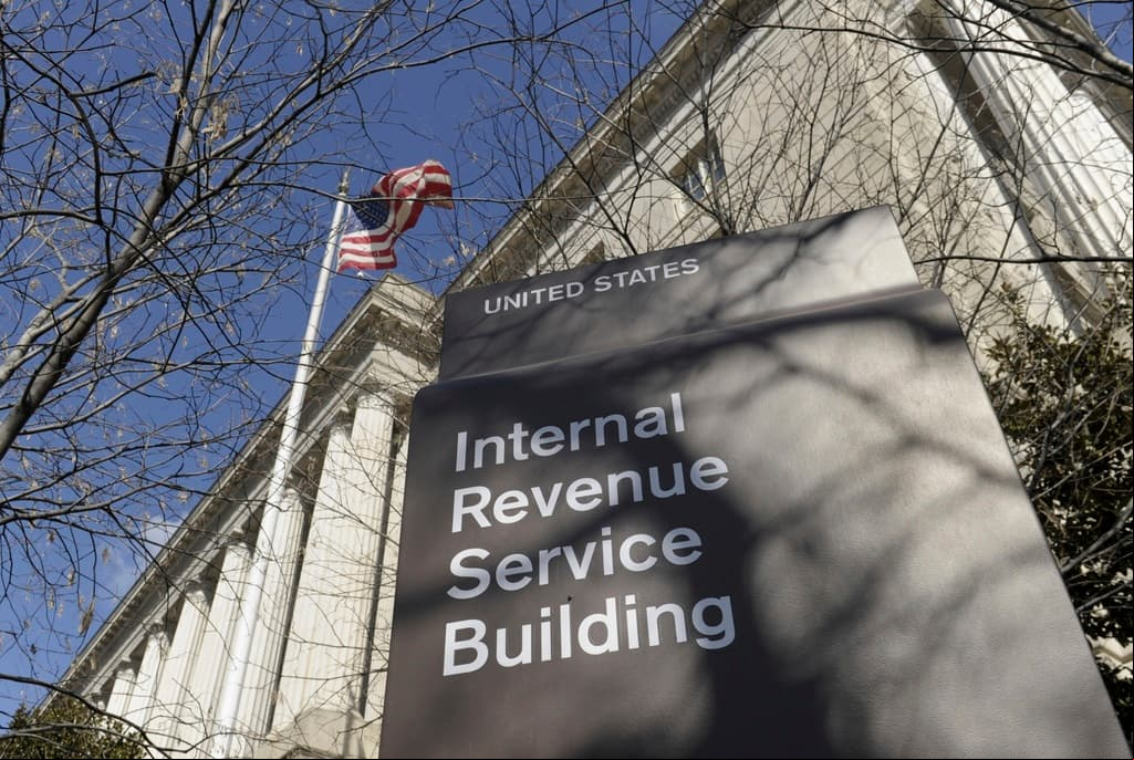 Una jueza revisará el acuerdo entre el IRS y ICE para compartir datos de indocumentados: qué dice el memo