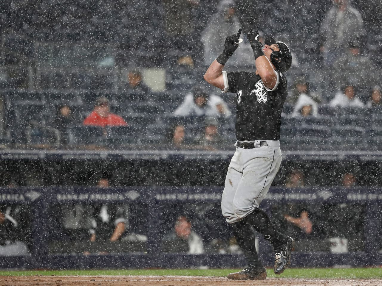 James McCann conectó uno de los dos cuadrangulares con los que la novena de Chicago se hizo a la victoria final por 9-6 luego que el partido se suspendiera por lluvia en la séptima entrada.