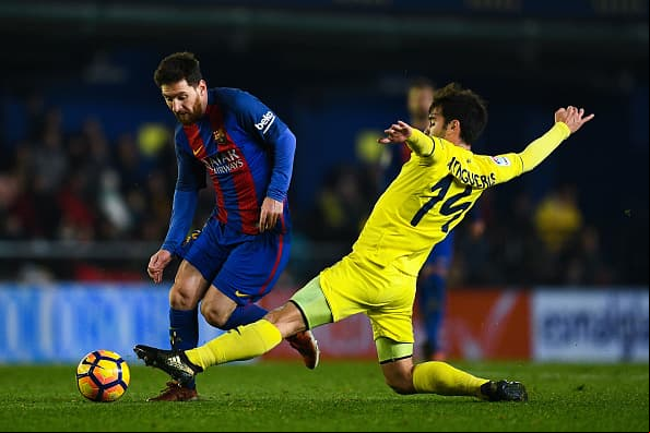 Lionel Messi evita en el último minuto la derrota de un Barcelona que se aleja del título