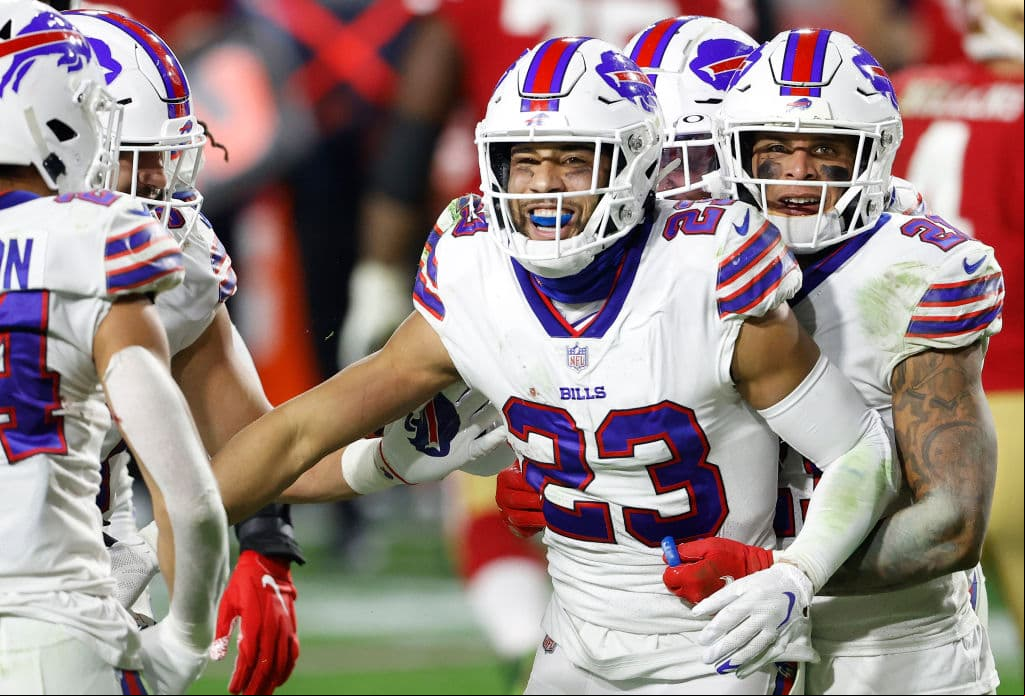 Josh Allen lanzó más de 300 yardas y cuatro pases de anotación en la victoria 34-24 sobre los San Francisco 49ers.
