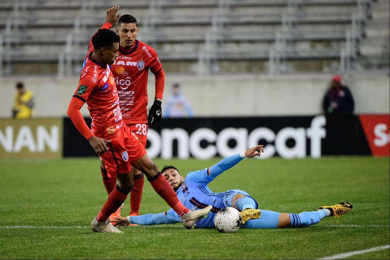 Pese al marcador global, el encuentro se juega con todo, se disputa fuerte en cualquier parte de la cancha.