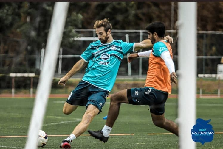 Club Puebla entrenando al máximo esfuerzo y en conjunto.