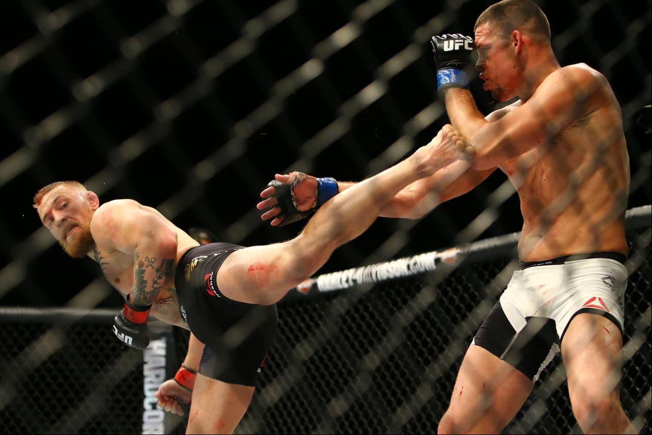 Nate Diaz sorprendió al mundo al derrotar por sumisión en el segundo round a Conor McGregor. El irlandés dominó con patadas y puños pero fue superado en la lucha para perder ante una multitud emocionada e incredula.
