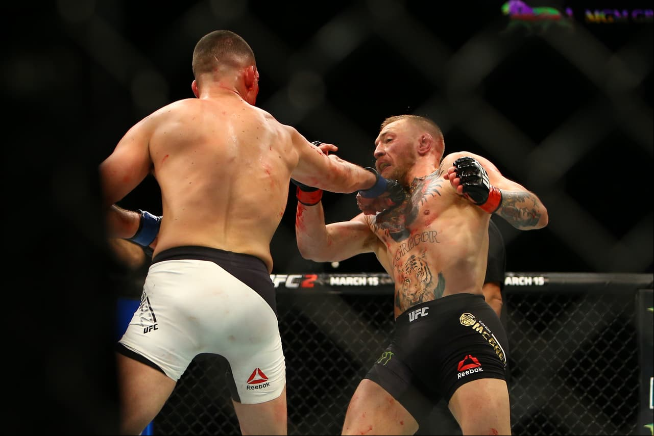 Nate Diaz sorprendió al mundo al derrotar por sumisión en el segundo round a Conor McGregor. El irlandés dominó con patadas y puños pero fue superado en la lucha para perder ante una multitud emocionada e incredula.