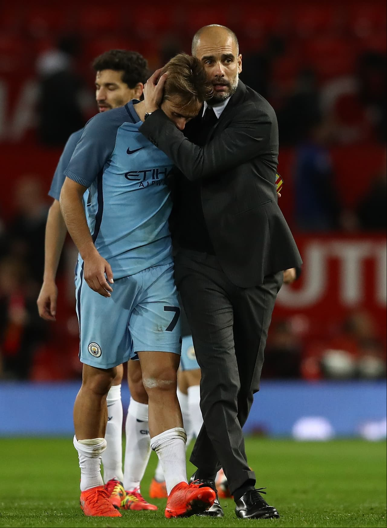 Al final, el técnico español llenó a sus jugadores de cariño, el mismo con el que saludó a Mourinho en un nuevo encuentro entre dos de los grandes técnicos del mundo.