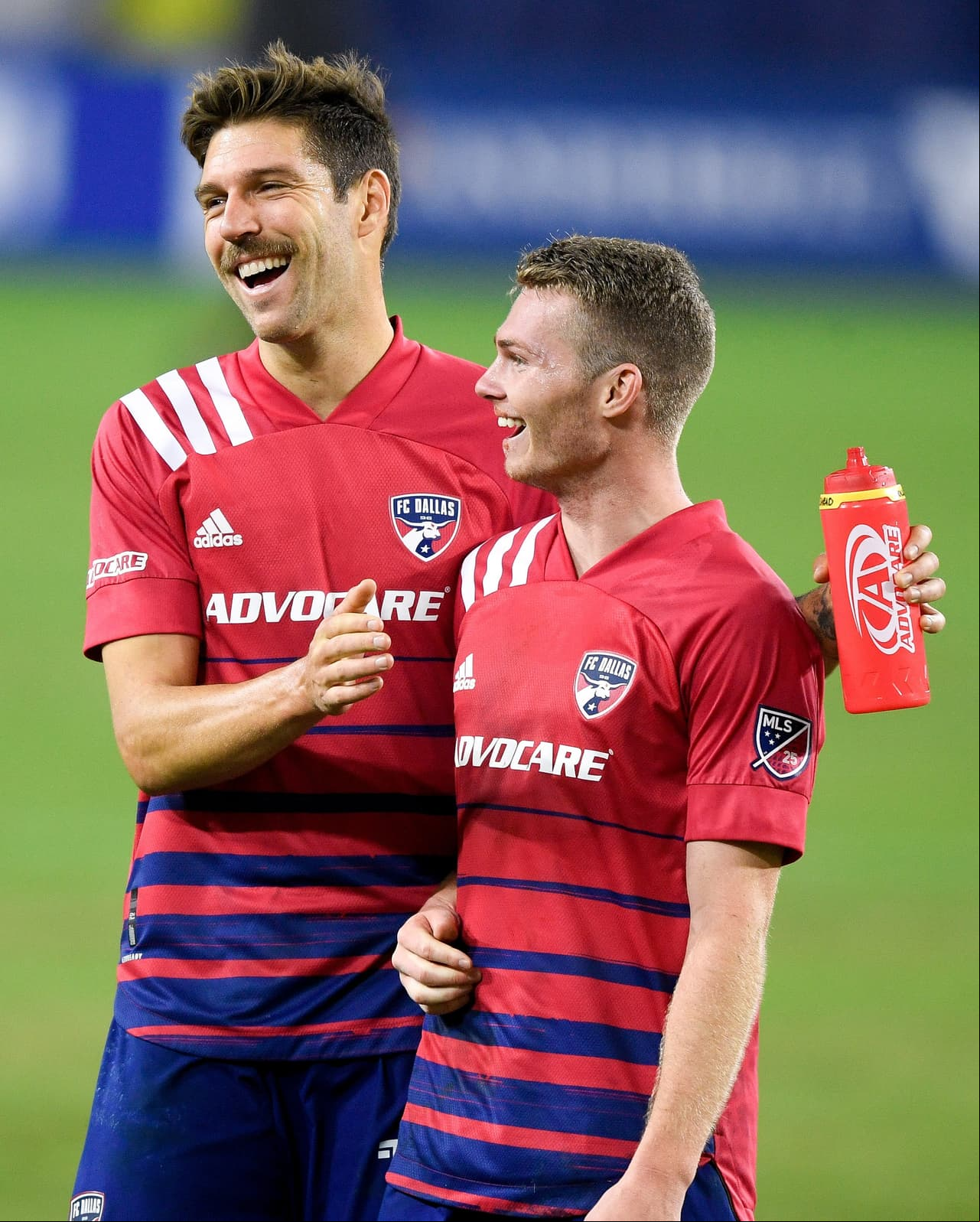 La camiseta principal se mantiene como en 2020: con el color rojo como tono principal.