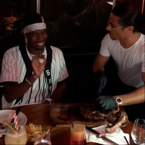 Por un momento, Salt Bae se asombró ante la reacción de Paul Pogba pero no dejó de cortar la carne y mantuvo su tradicional precisión.