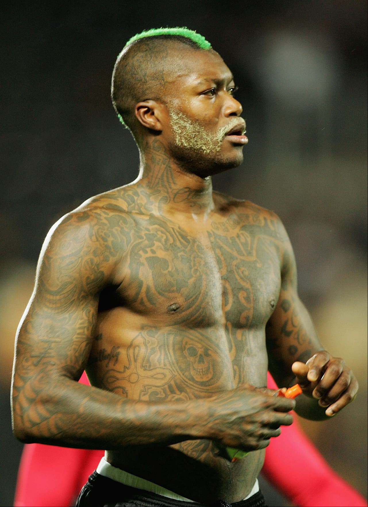 El delantero francés Djibril Cisse decidió pintarse el pelo de verde en cuanto fichó por el Panathinaikos de Grecia ya que el escudo del club es un trébol.