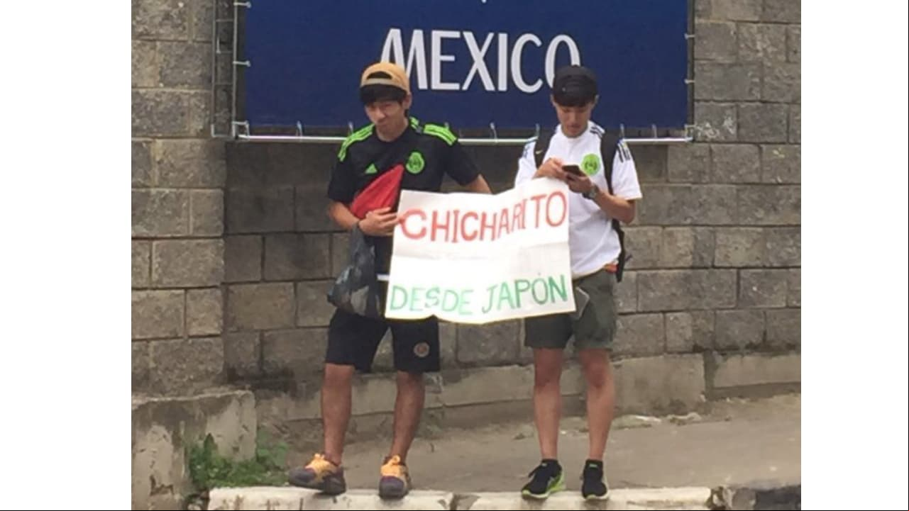 Estos dos aficionados nipones llegaron hasta el campo de entrenamiento del Tri.