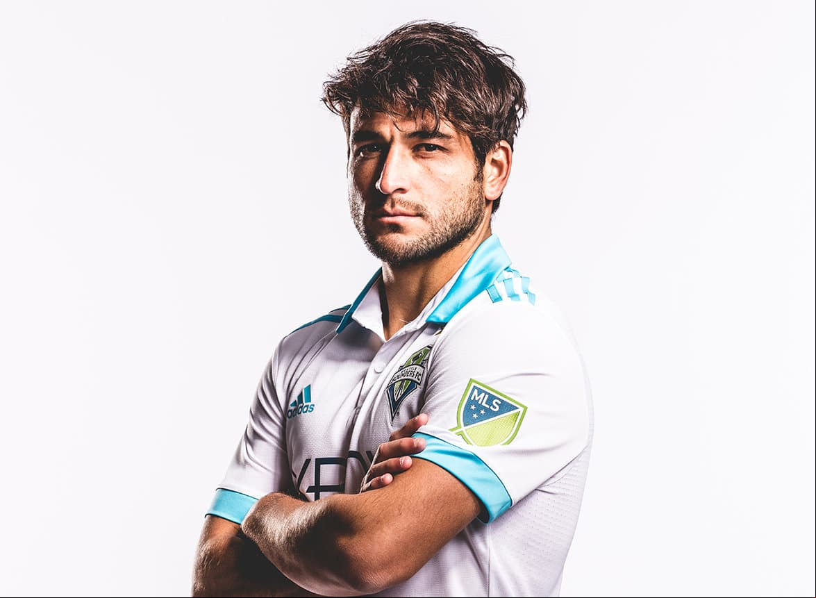Nicolás Lodeiro, el hombre que lo cambió todo para los Sounders, muestra la nueva camiseta alternativa del campeón en 2016. La casaca del 'Legado', como la bautizaron en Seattle, se inspiró en los colores usados cuando el conjunto comenzó a competir en 1974. (Crédito: Seattle Sounders FC)
