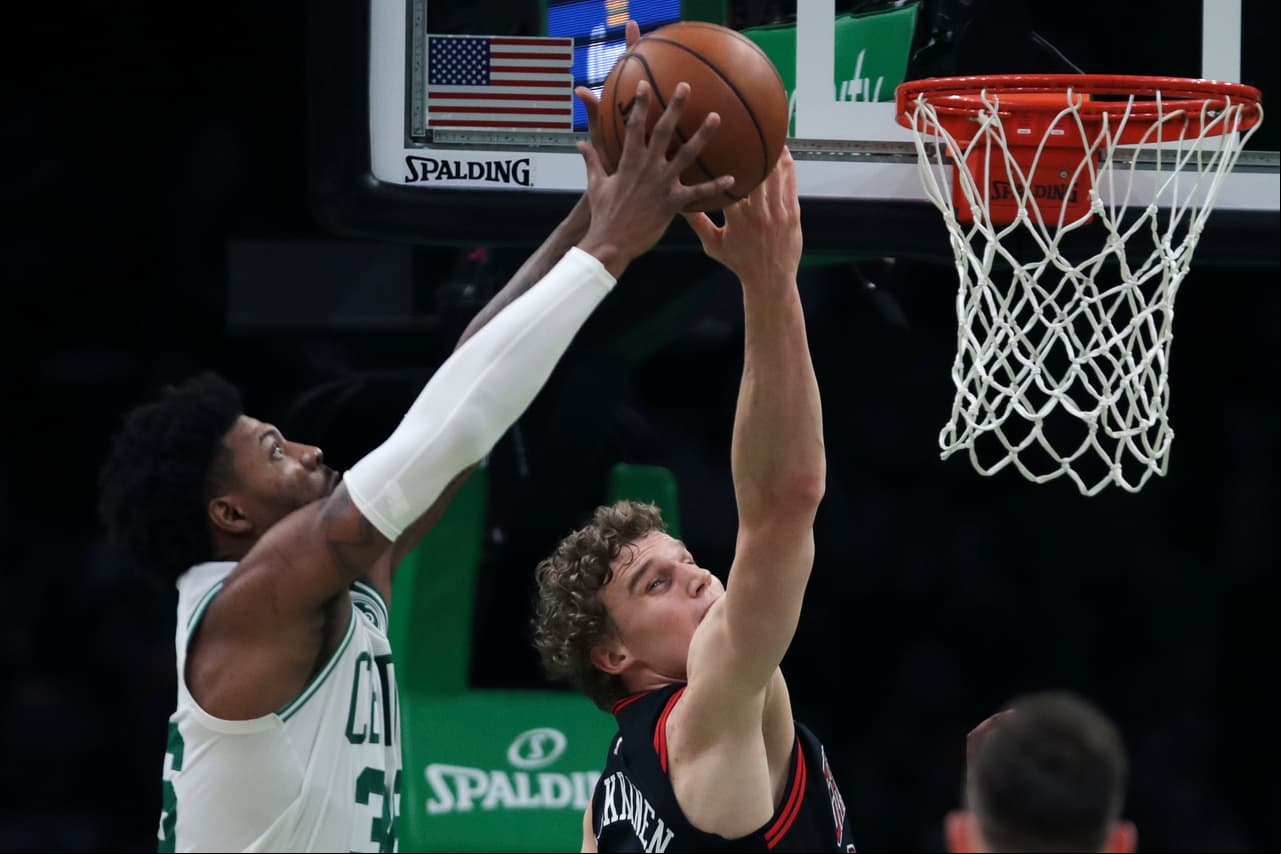 El rebote es para Marcus Smart de los Boston Celtics, pese al intento de Lauri Markkanen por quedarse con el esférico.