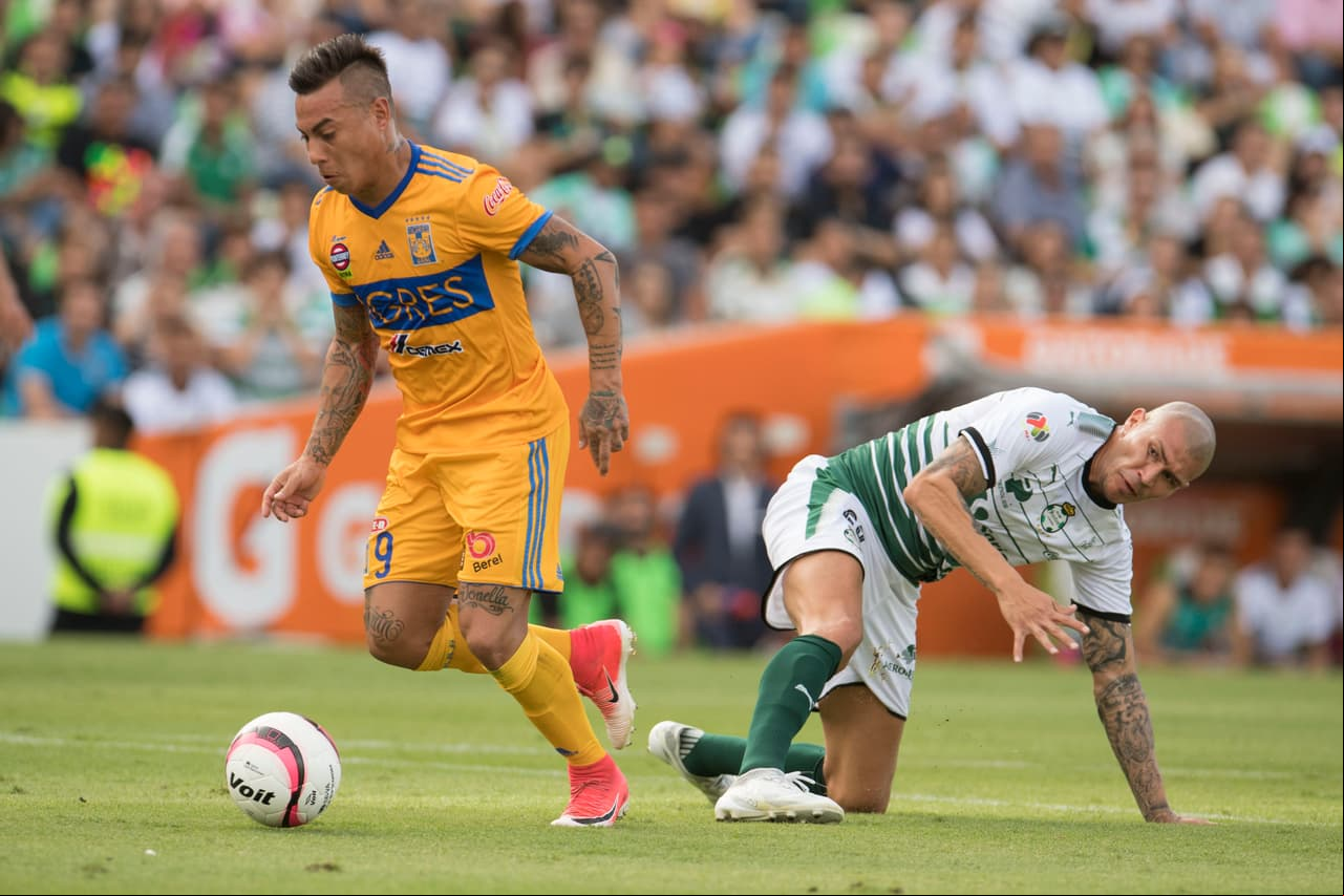 Eduardo Vargas, que viene entonado desde la Copa Confederaciones con Chile logró un golazo al minuto 13.