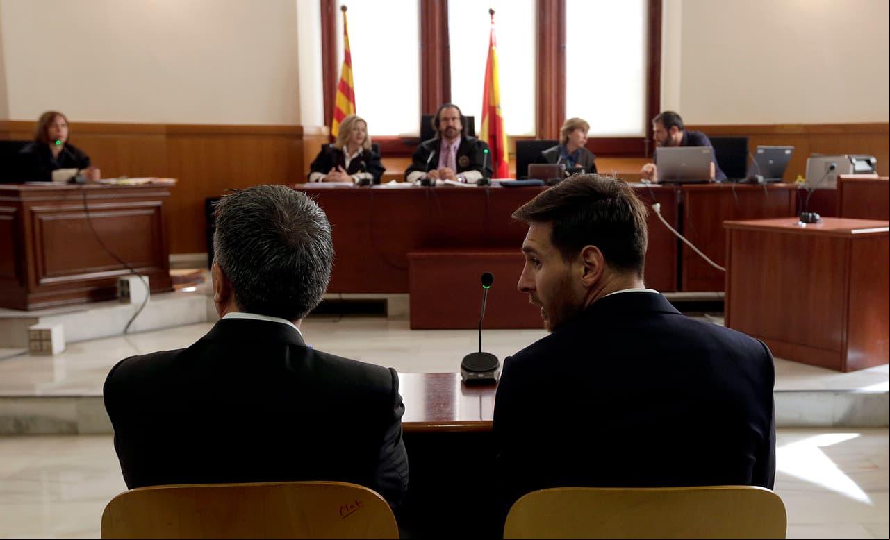 La legislación dice que "si la parte citada para el interrogatorio no compareciese al juicio, el tribunal podrá considerar reconocidos los hechos", es decir, que tendría que hacer el pago a la constructora.