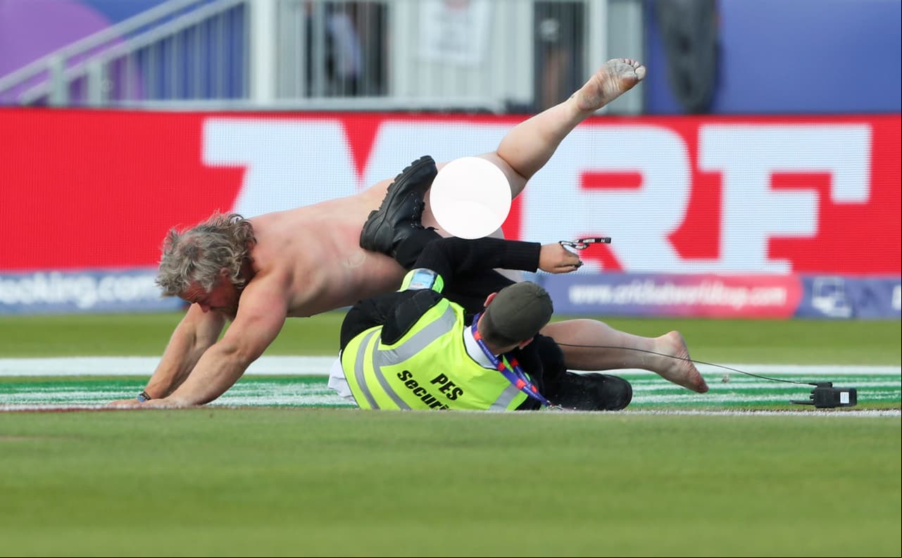 Durante el último partido de Inglaterra en la fase de grupos del Mundial de cricket, ante Nueva Zelanda, uno de los aficionados presentes en el Riverside Ground en Chester-le-Street saltó al campo desnudo para llamar la atención de todos hasta que la seguridad lo derribó y sacó.