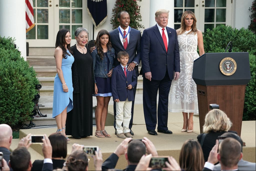 El Presidente de Estados Unidos de América Donald Trump entregó este lunes al golfista Tiger Woods la Medalla Presidencial de la Libertad, el mayor reconocimiento civil en EEUU, situación que ha generado controversia sobre si entra en juego la predilección del Mandatario por el golf y en coincidencia con el logro de Woods al ganar la edición 2019 del Masters, por encima de otros candidatos más prototípicos para adjudicarse la presea. Estas son las imágenes de la ceremonia.
