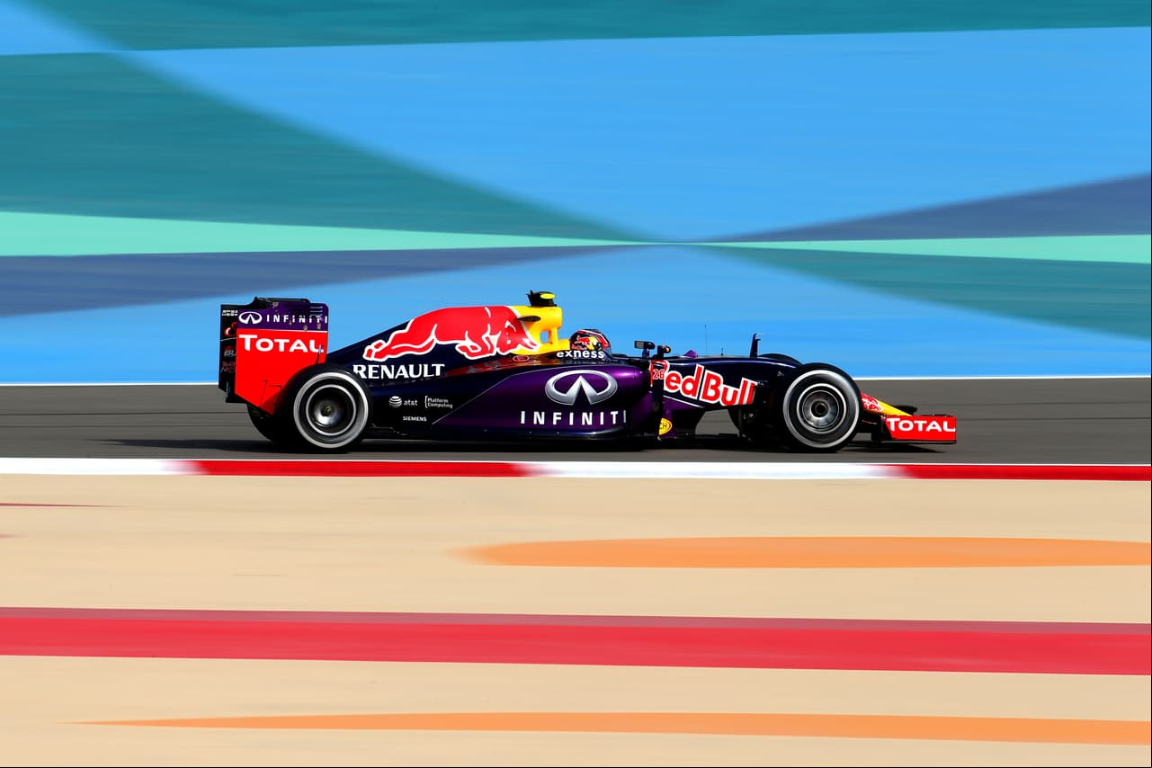 Daniil Kvyat en práctica previa al Gran Premio de Bahrein 2015.