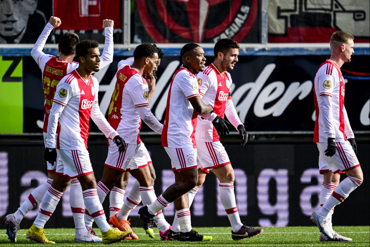 PSV supera a Feyenoord y Ajax golea a Cambuur a domicilio.