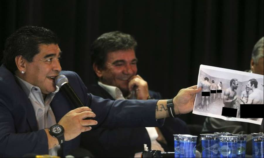 Entre sonrisas, Maradona tomó la foto de Pelé con Beckenbauer.