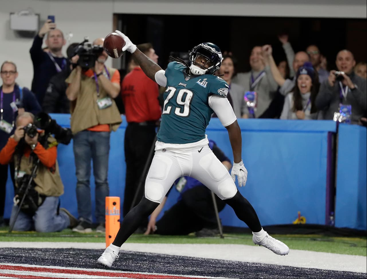 Super Bowl LII - Estadísticas al medio tiempo: LeGarrette Blount tiene 58 yardas en 4 acarreos además de una anotación por la vía terrestre.