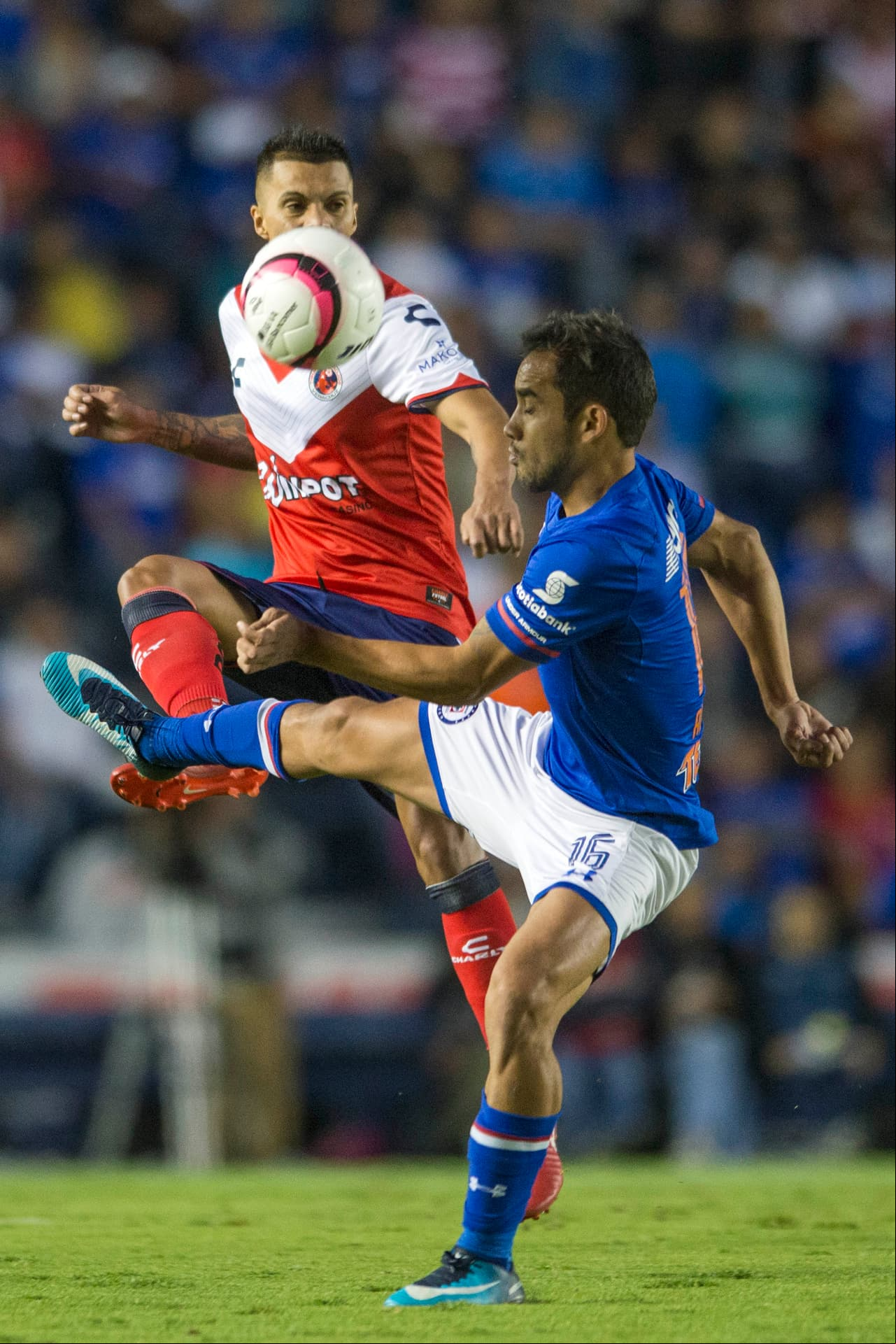 Veracruz también tuvo llegadas de peligro. Un disparo al travesaño y un remate de cabeza fueron las jugadas de mayor peligro.