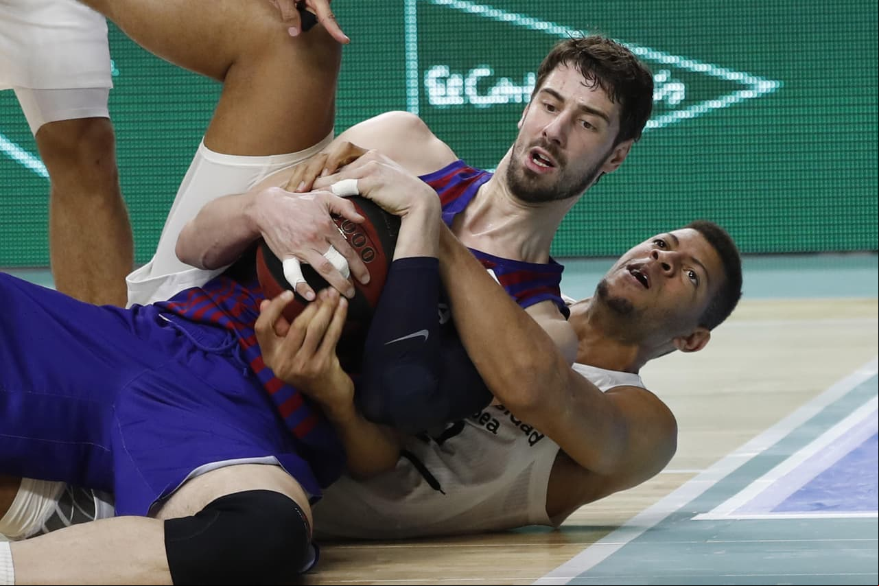El pivot croata del FC Barcelona Lassa, Ante Tomic (izquierda), pelea un balón con el jugador caboverdiano del Real Madrid, Walter Tavares (en el piso).