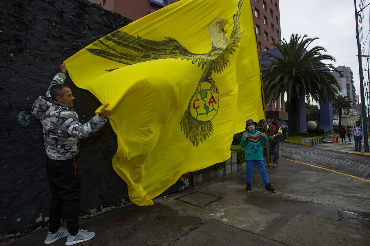 La afición se hizo presente en el Clásico Nacional | Hinchas de las Águilas olvidaron las recomendaciones del Club América y se dieron cita en el hotel de concentración y en el Azteca.