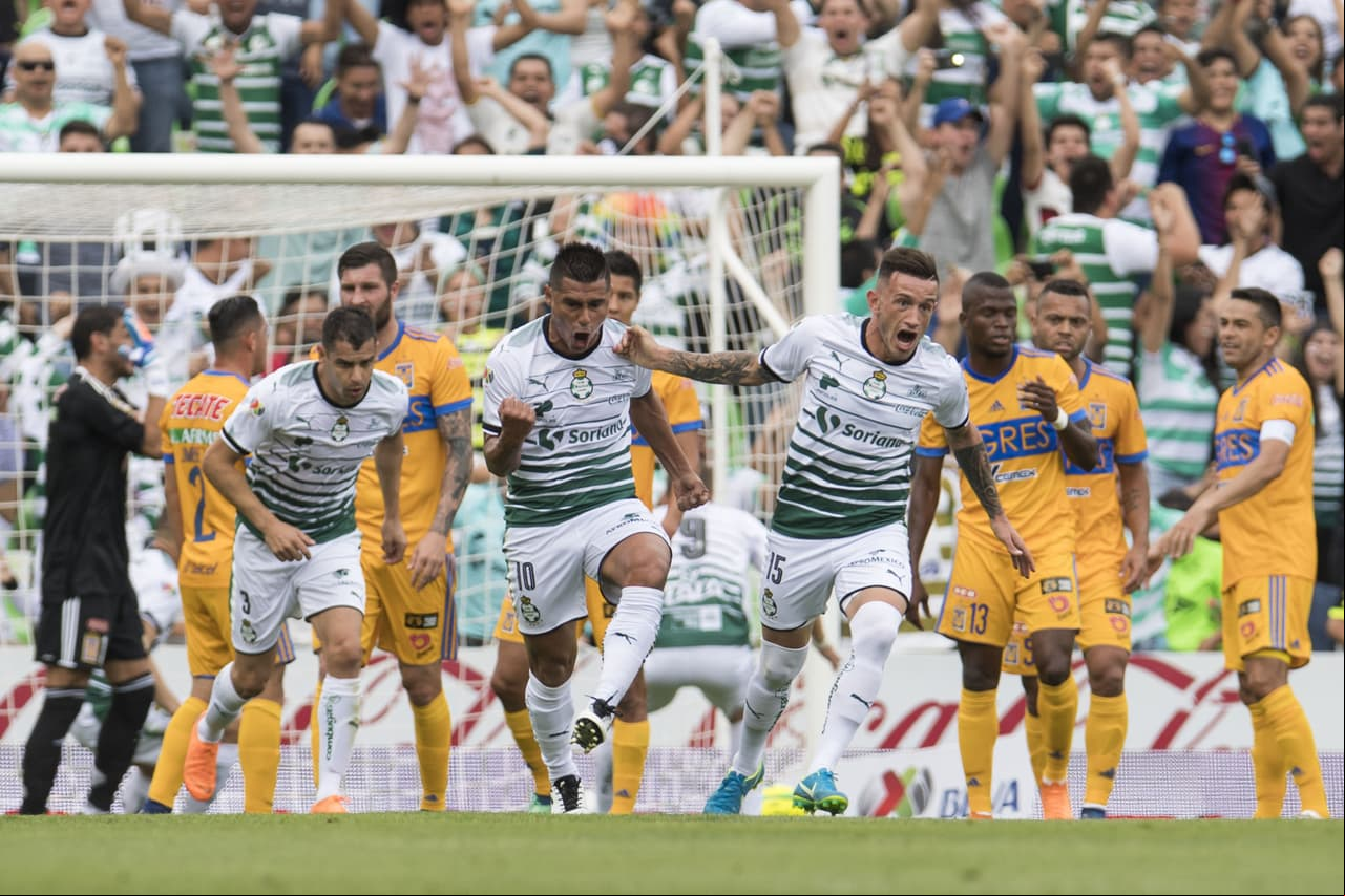 Entonces llegó al minuto 17 del primer tiempo el gol de tiro libre de Oswaldo Martínez para el 1-0.