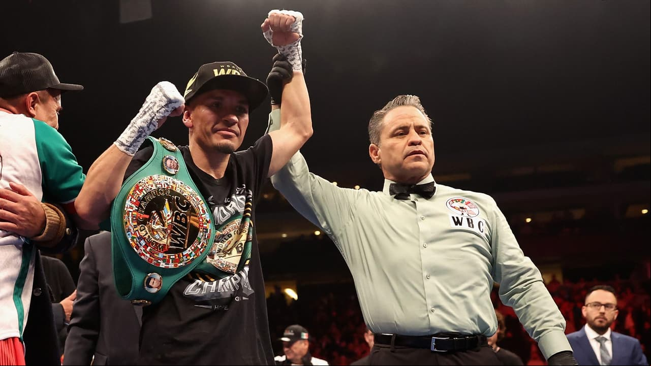 Juan 'Gallo' Estrada se impone en la trilogía sobre Román 'Chocolatito' González.